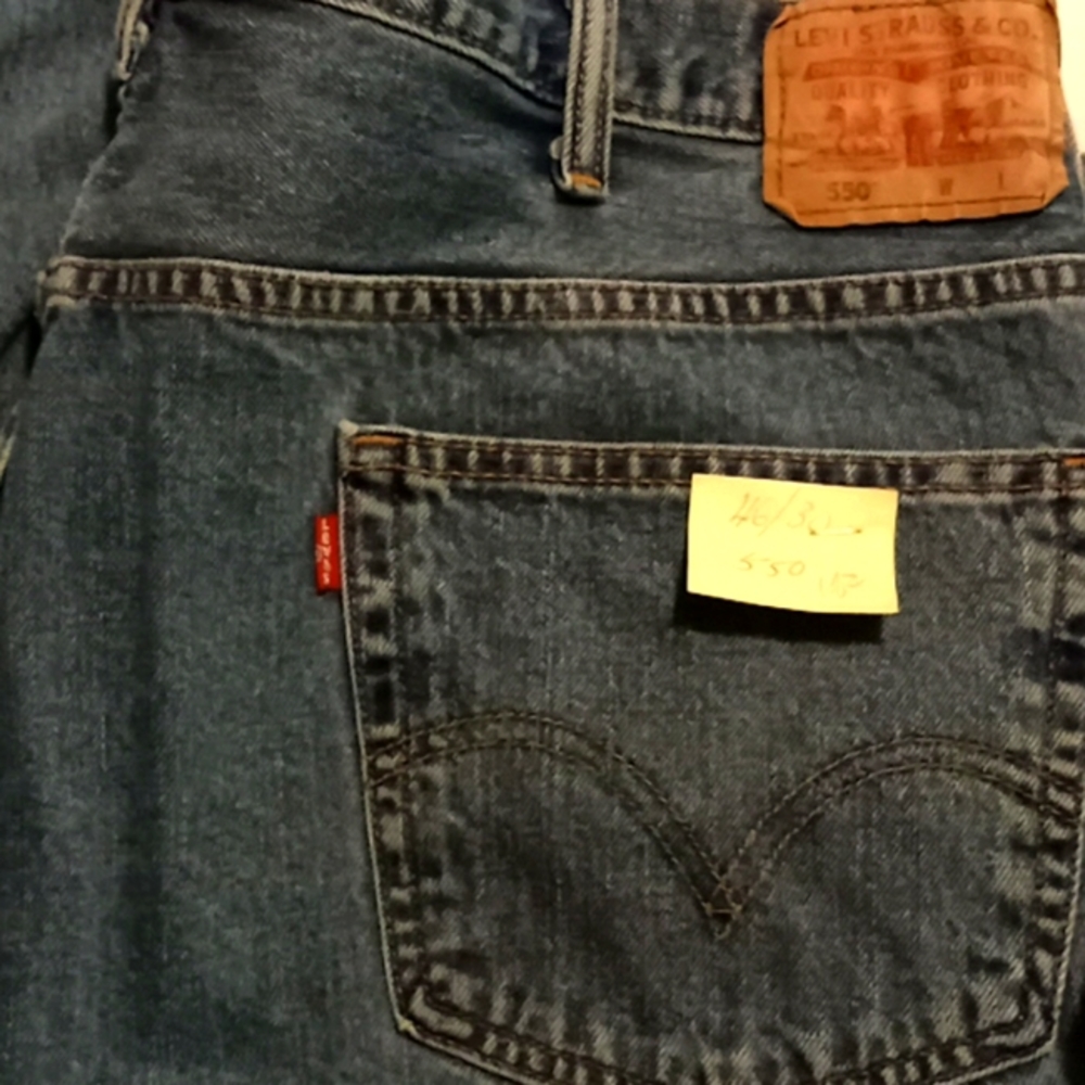 Levi's 550 jeans 46/30 one blue one indigo